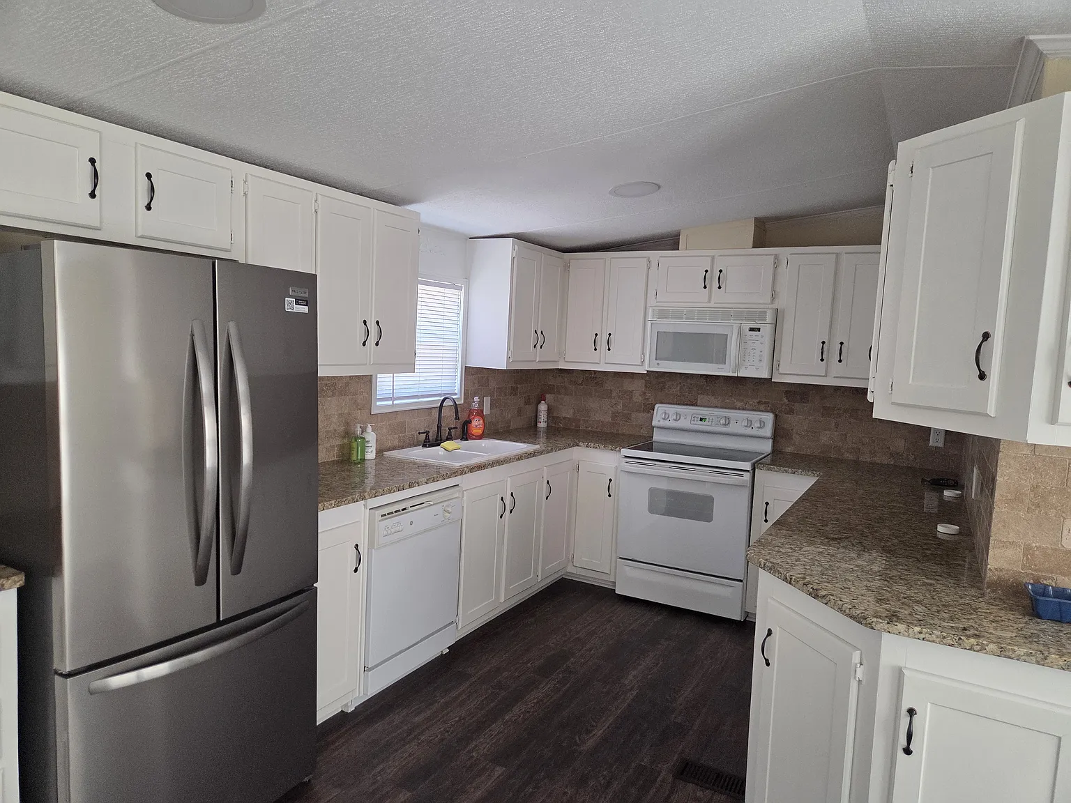 3 bed, 1216 sqft, $1,800 — Photo 2