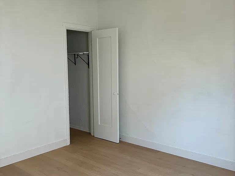 928 1/2 W 78yt St #78 — Photo 5