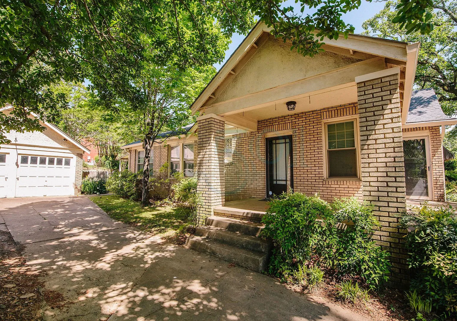 Yellow Bungalow in Hillcrest — Photo 3