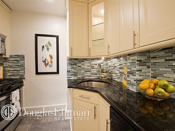 4th image of 20 W 72nd St #303