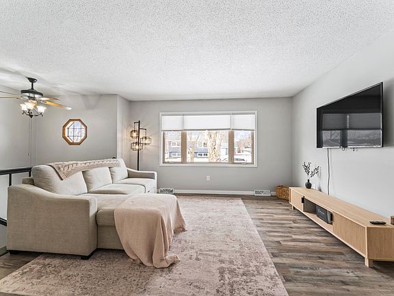 5th image of 206 8th Ave NE