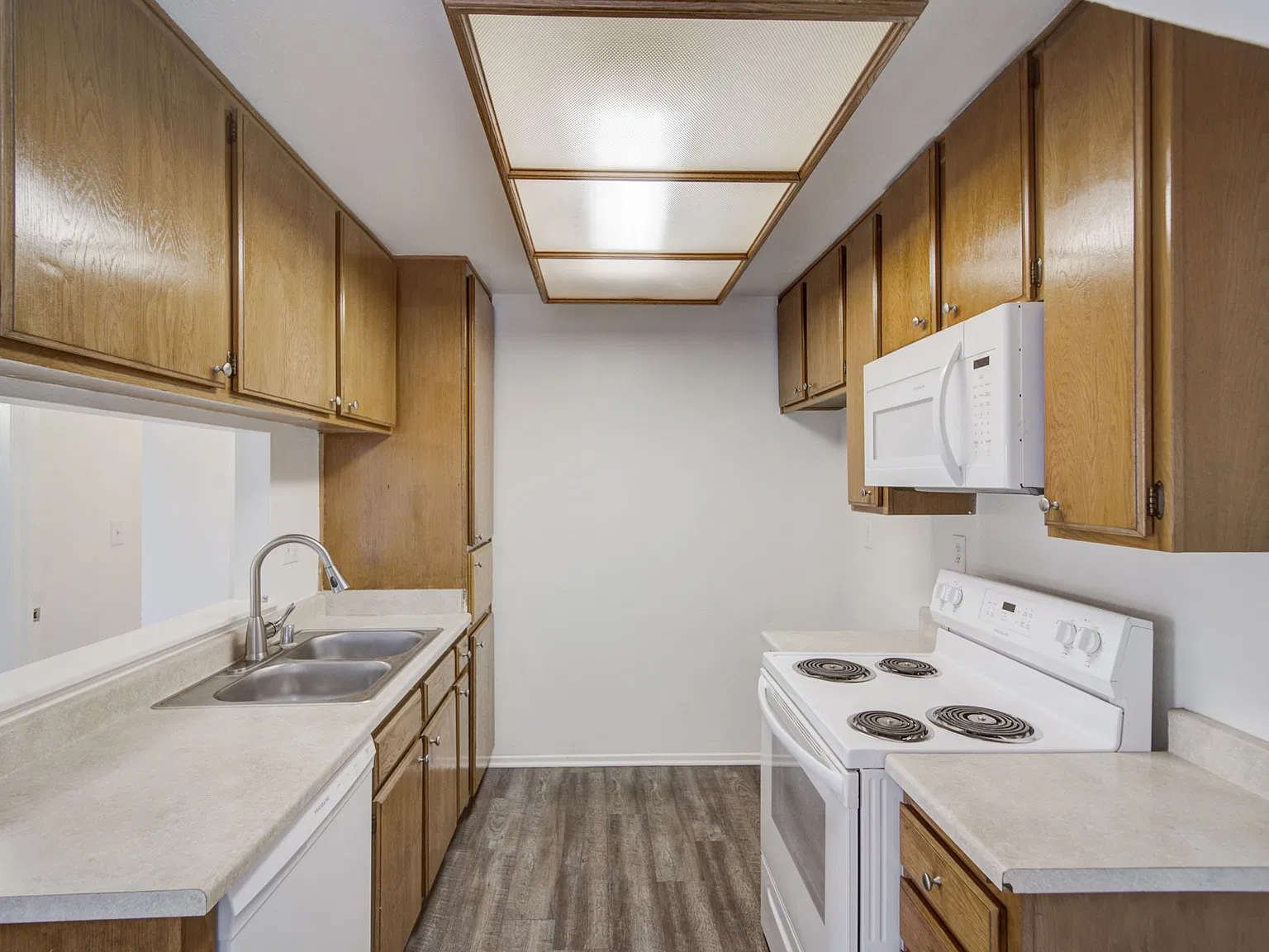 Las Flores Apartments — Photo 2