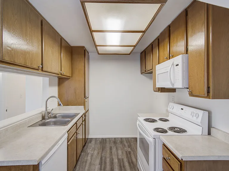 Las Flores Apartments — Photo 20