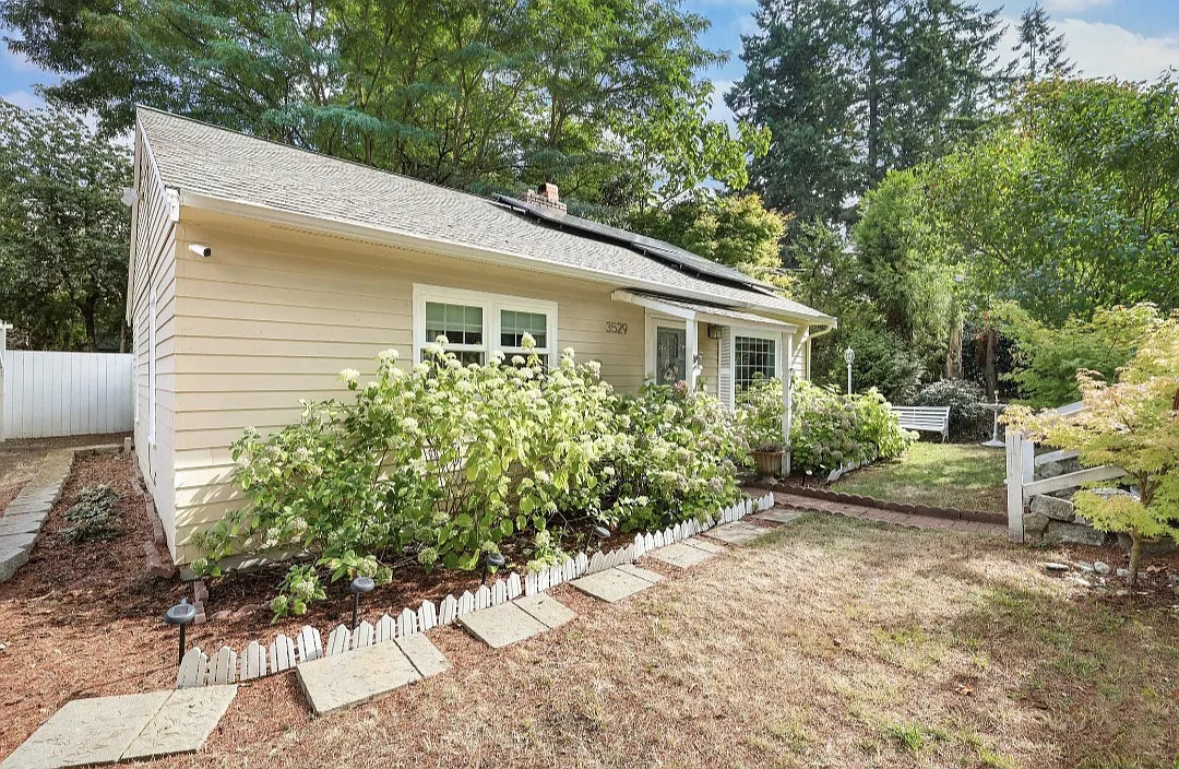 2 bed, 768 sqft, $2,400 — Photo 2