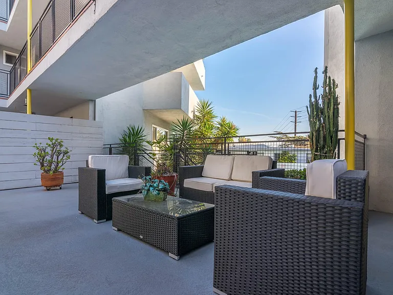Chateau Los Feliz — Photo 21