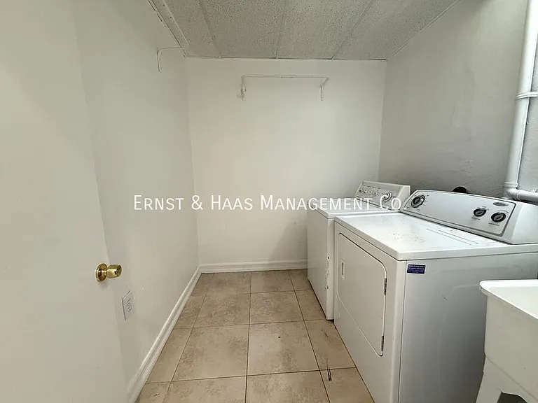 4723 Blackthorne Ave — Photo 10
