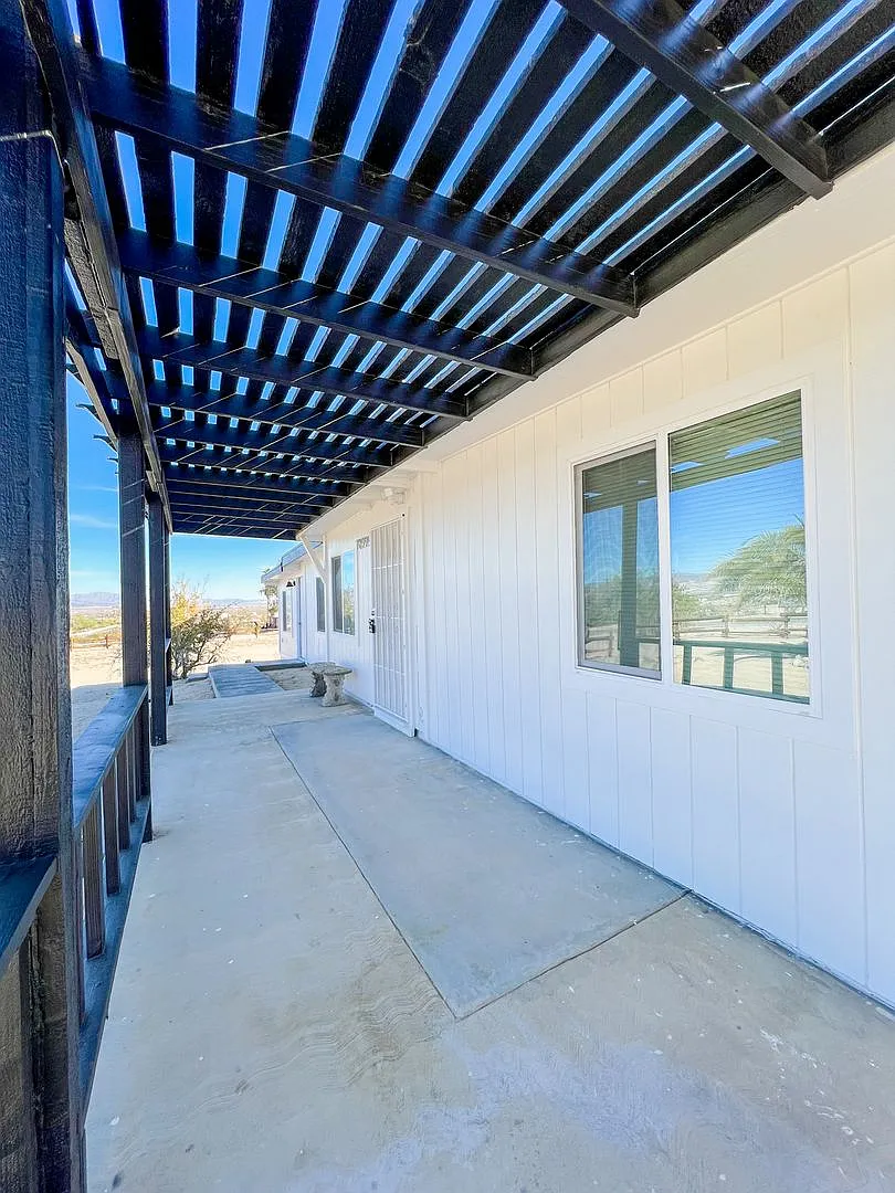 Newly Remodeled 3 Bedroom House on 5 Acres — Photo 2