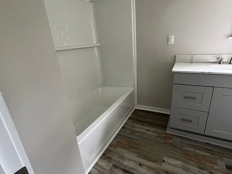 304 Queens Rd — Photo 14
