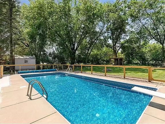 2nd image of 1124 Parkwood Ln