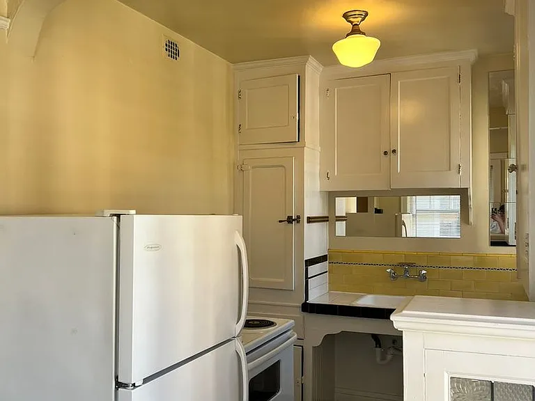 Flanders Apartments — Photo 28