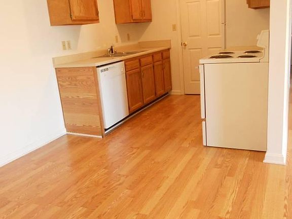 Kitchen (laundry room off kitchen)