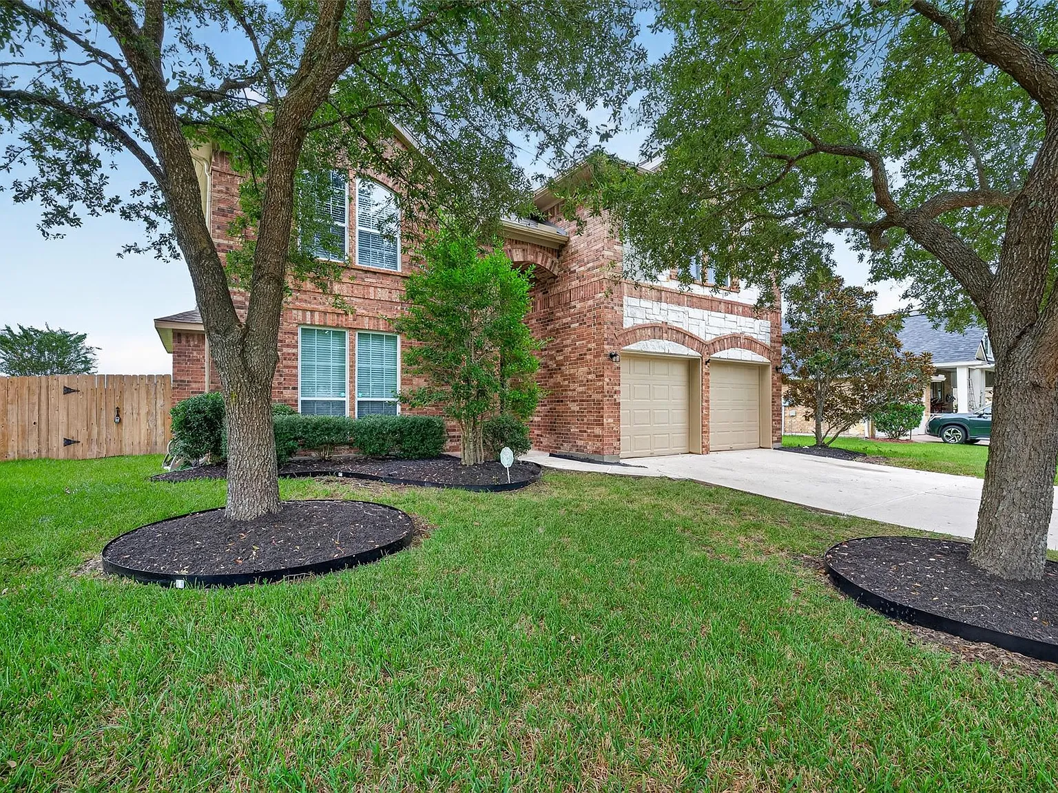 4 bed, 2.5 bath, 2519 sqft, $2,900 — Photo 2
