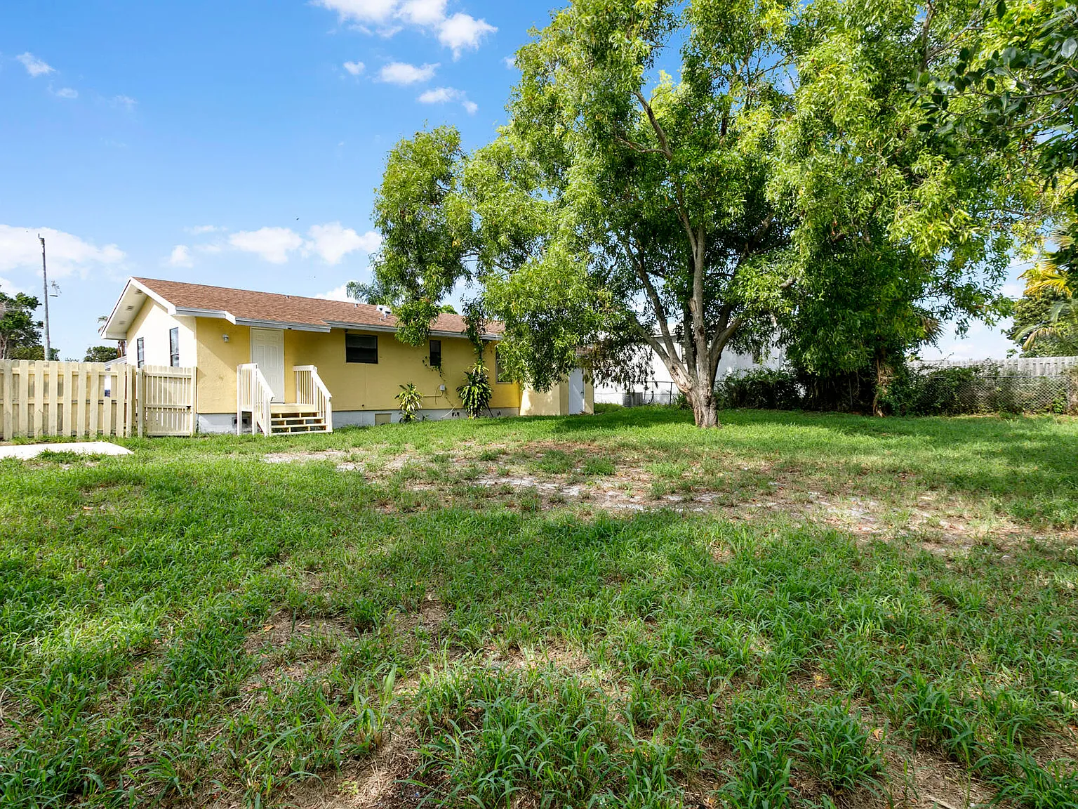 3 bed, 1.5 bath, 1056 sqft, $2,300 — Photo 2