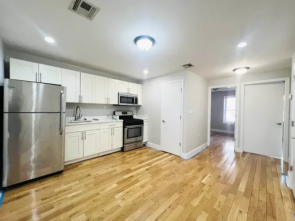 196 Cornelia Street image 3 of 12