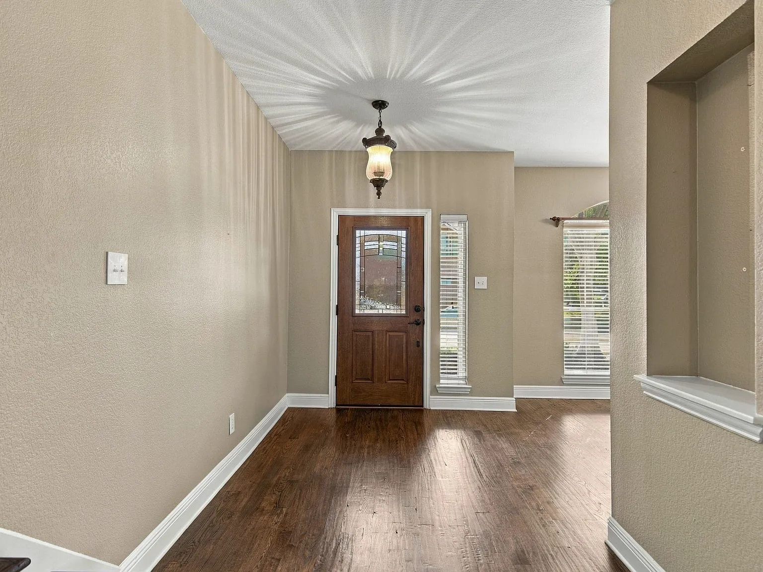 4 bed, 2.5 bath, 2285 sqft, $3,000 — Photo 4