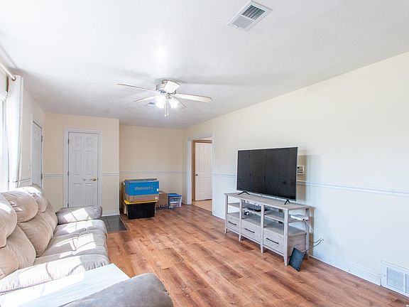 4th image of 310 Chapel St