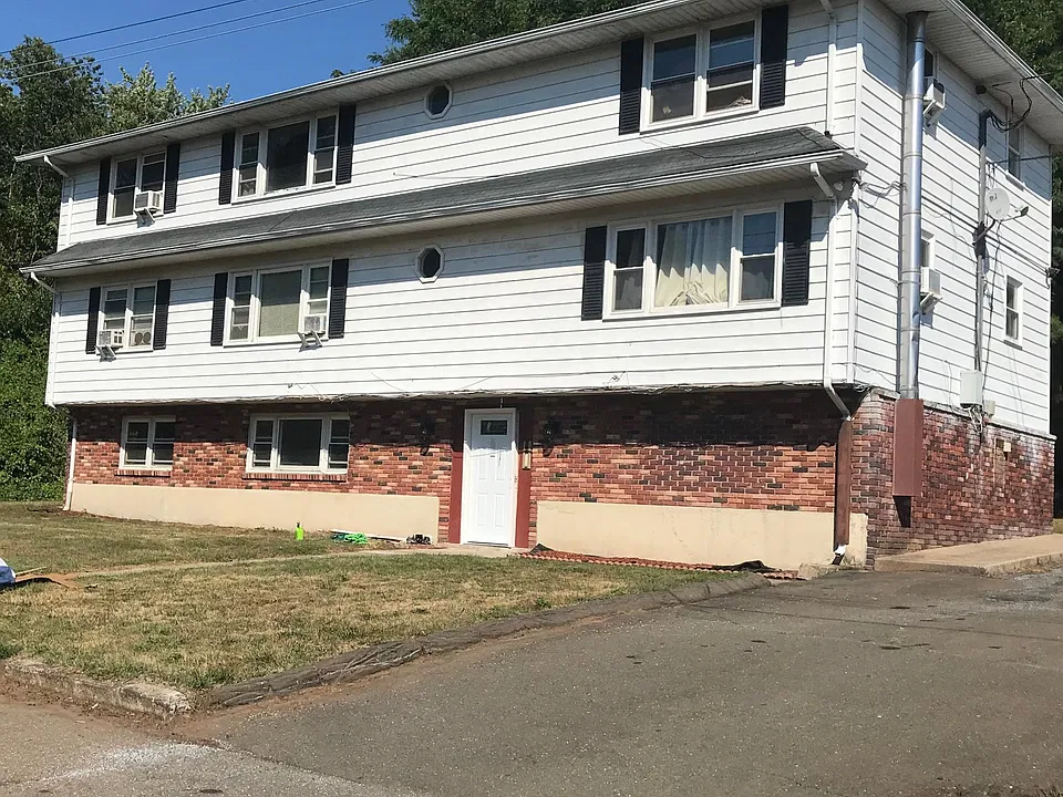 4 family, quiet neighborhood, easy access to shopping, restaurants and highways