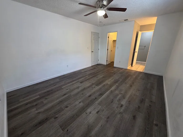 Gareth Ln - Triplex — Photo 17