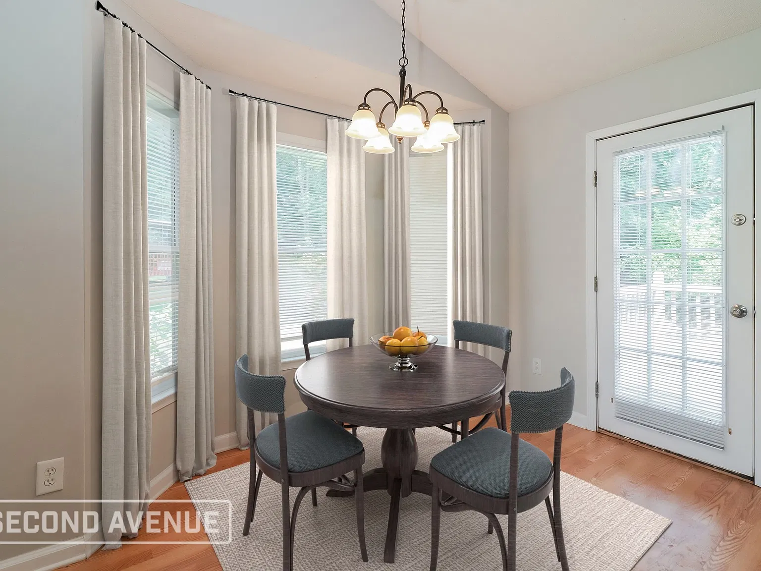 3 bed, 2.0 bath, 1118 sqft, $1,609 — Photo 2