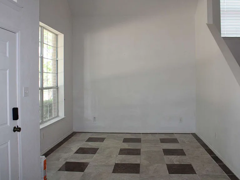 1608 Broadmoor Dr — Photo 3