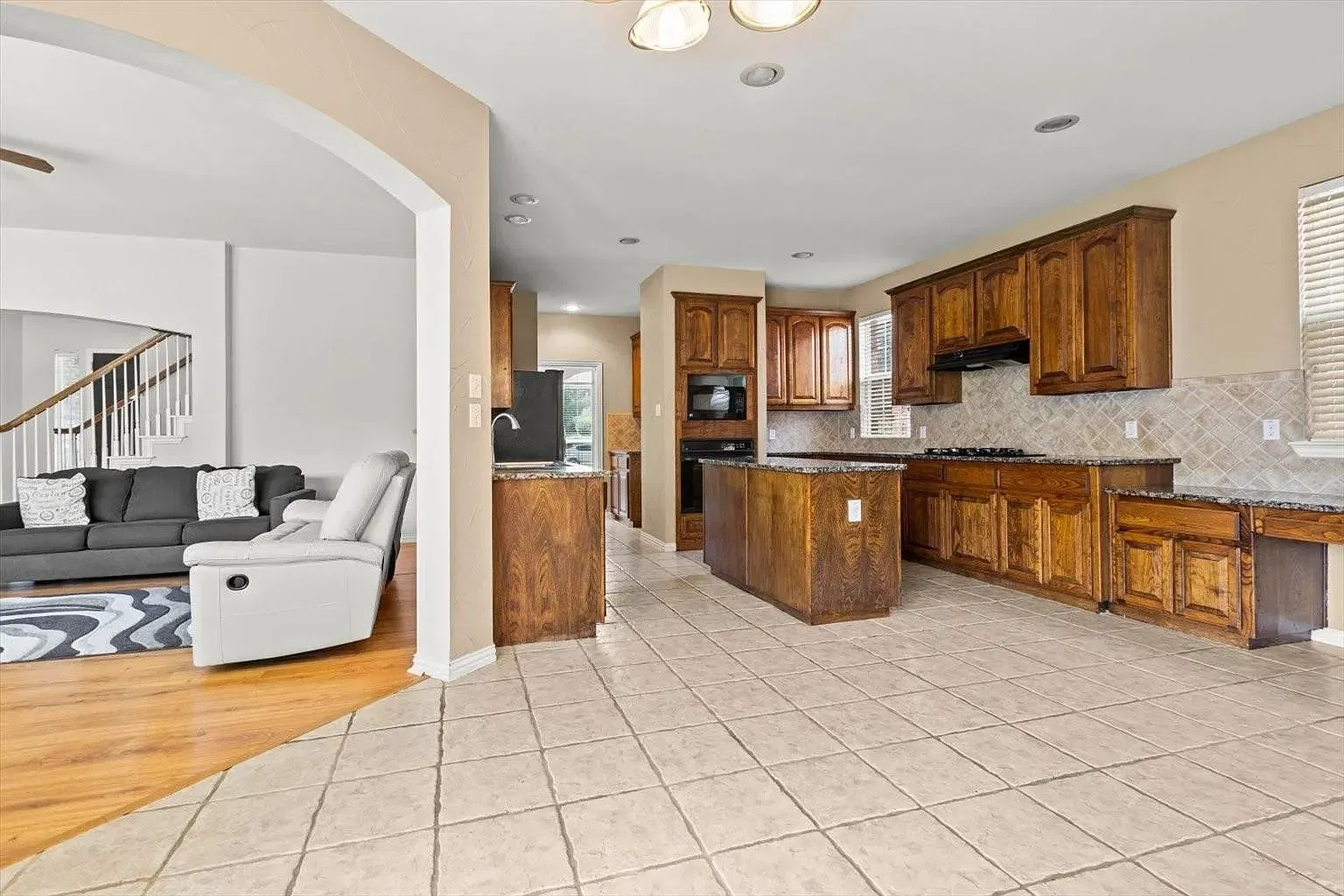 4 bed, 2914 sqft, $3,050 — Photo 2