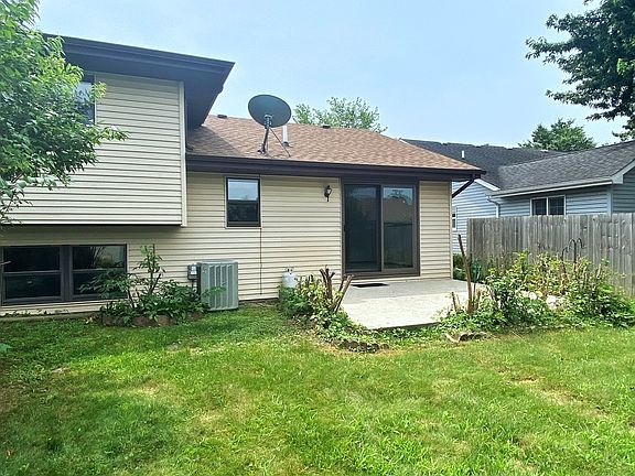 3rd image of 552 Elizabeth Dr