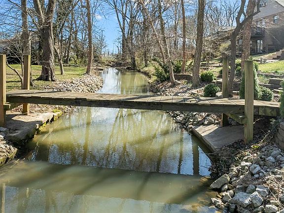 3rd image of 312 Cathy Dr