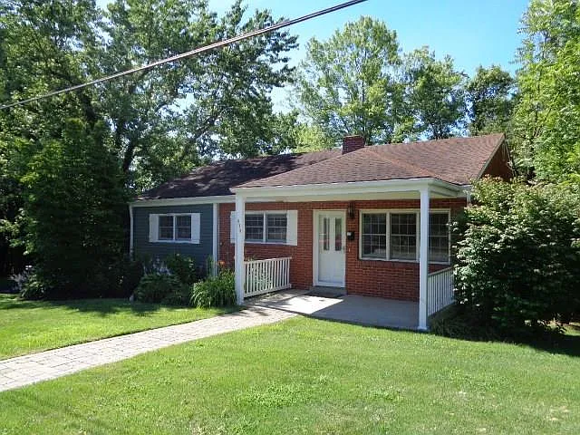 438 Morris Ave photo 1