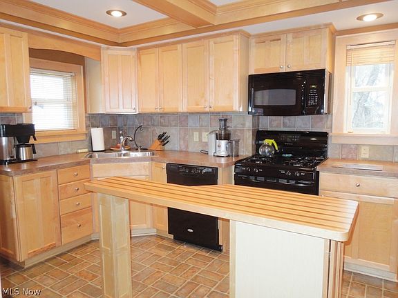 3rd image of 639 Landon St