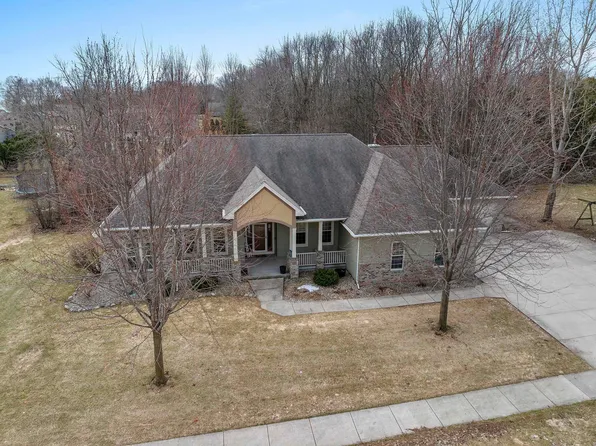 1055 Zacher Dr, Oshkosh, WI 54901