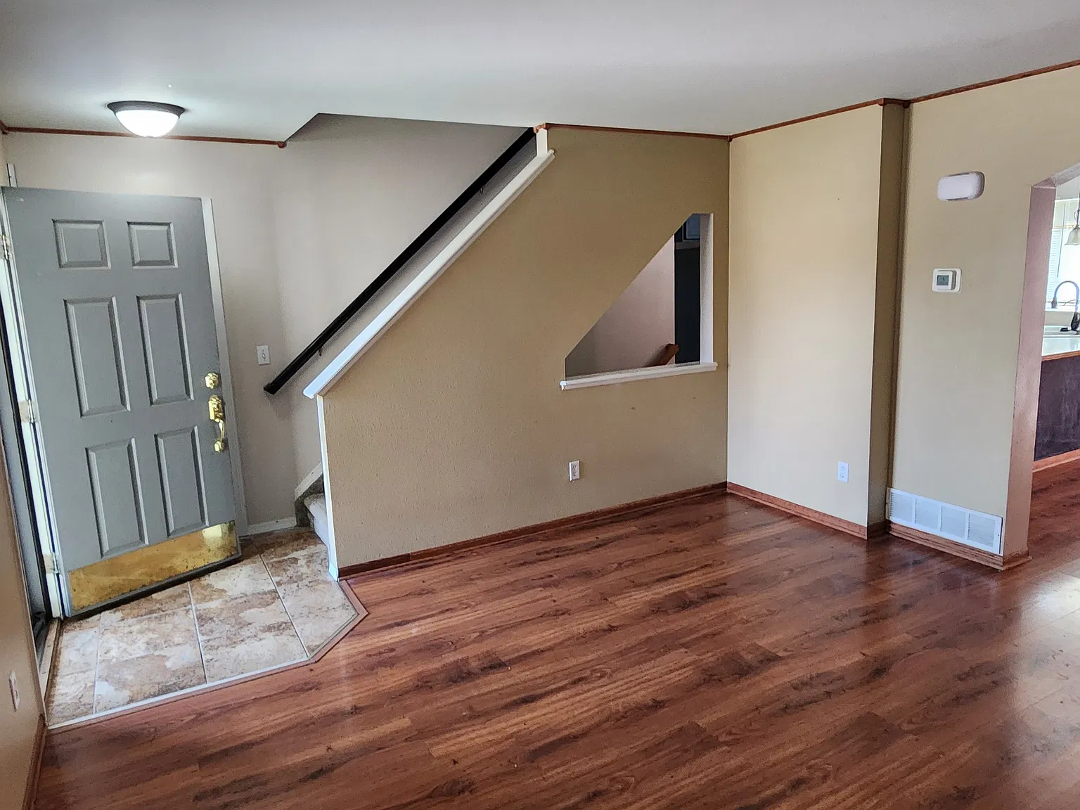 3 bed, 2.5 bath, 2026 sqft, $2,100 — Photo 3