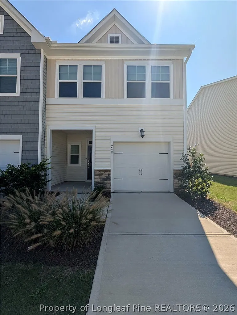 3 bed, 2.5 bath, 1581 sqft, $1,790 — Photo 1