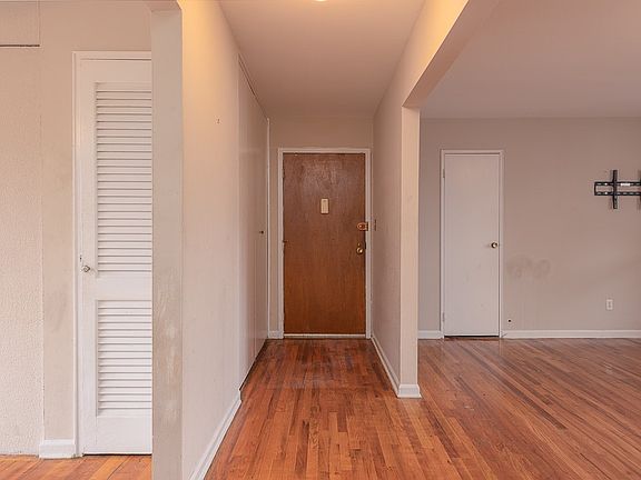 2nd image of 15 Milford Ln APT 7205