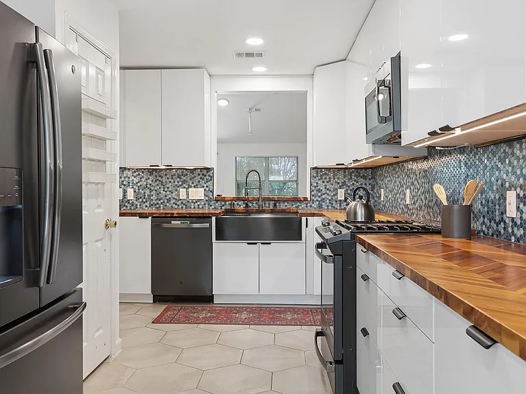 14621 Lantern Dr — Photo 1