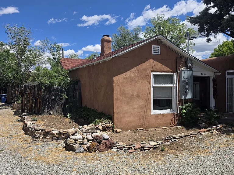 525 Agua Fria St #B — Photo 2