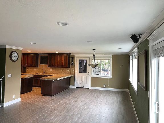 3rd image of 1051 Lochaven Ave