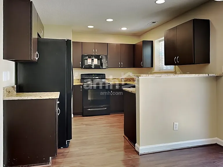 209 Kindlewood Dr — Photo 4