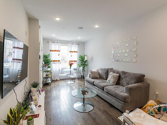 3rd image of 627 W Oxford St #1