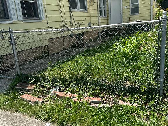 3rd image of 371 E Broadway