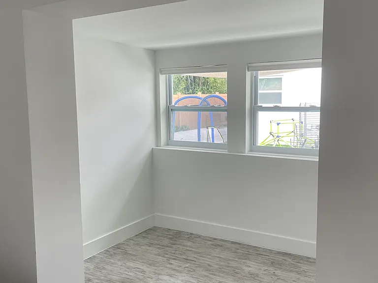 35 SW 6th St #1 — Photo 7