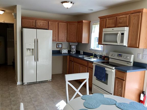 4th image of 626 Sirrine St