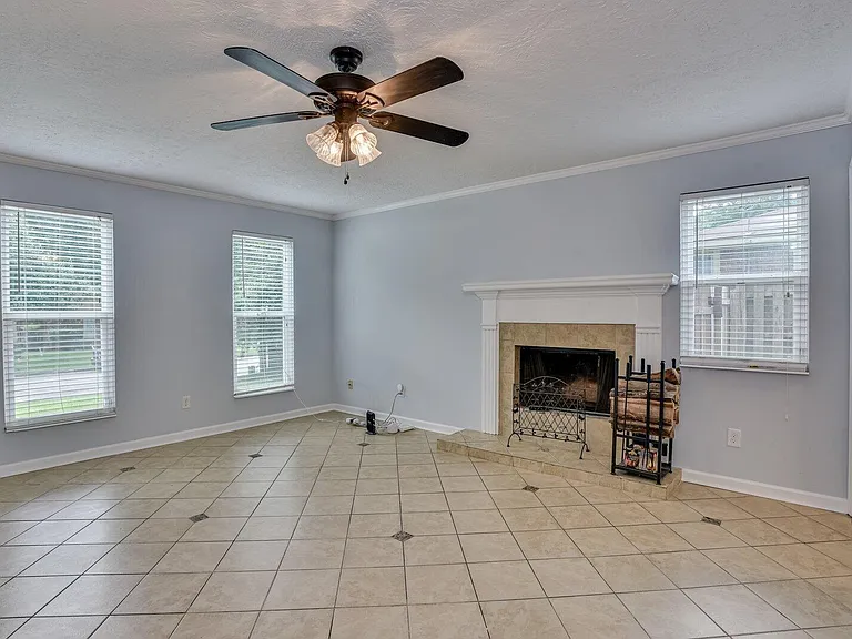 2211 Pleasant Dr — Photo 7