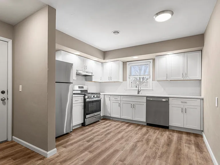 305 N Elizabeth St — Photo 3