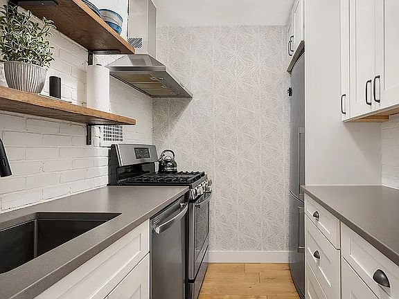 4th image of 420 E 72nd St APT 17D