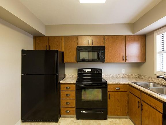 3rd image of 4015 Cambridge Dr