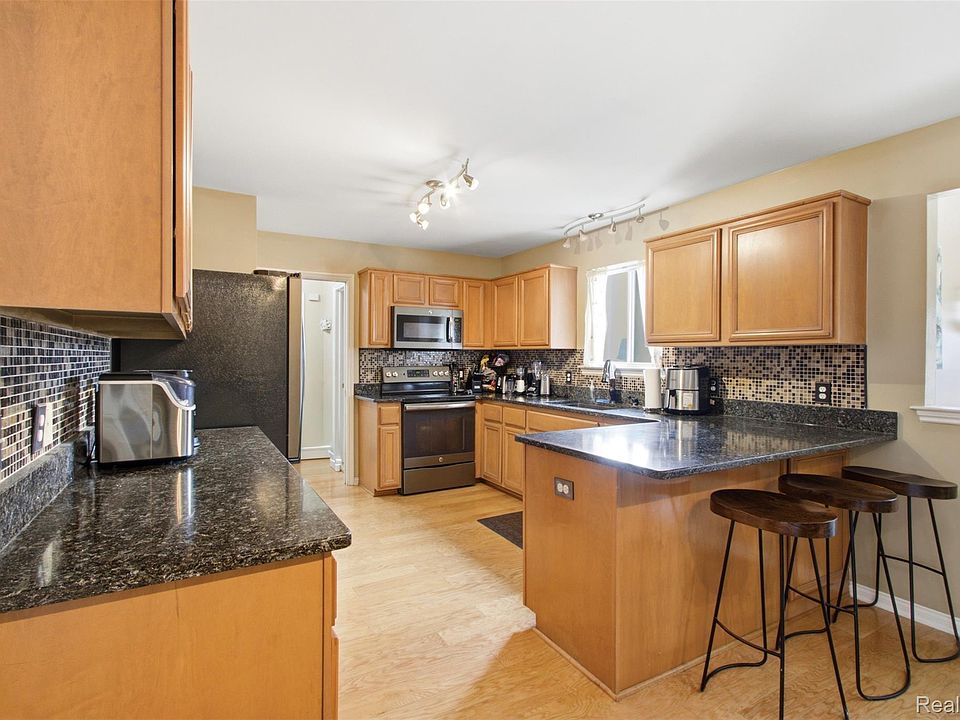 15770 E Forteen Mile Rd, photo 5