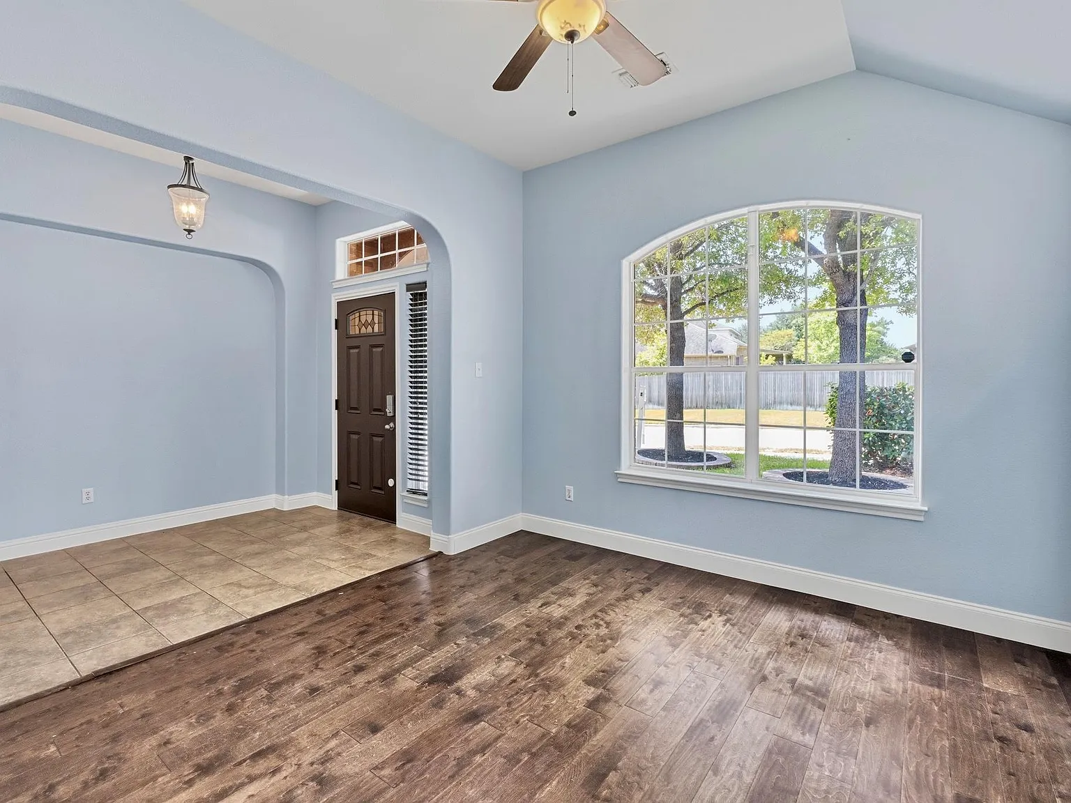 3 bed, 2.0 bath, 2307 sqft, $2,950 — Photo 4