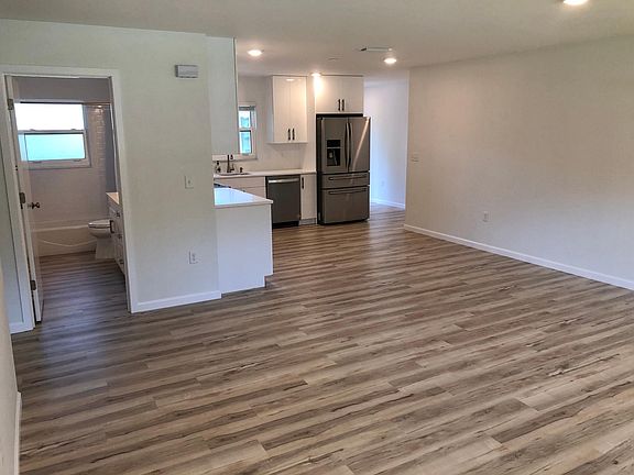 3rd image of 2122 Oak Ter