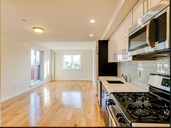 28-22 Astoria Boulevard image 1 of 6