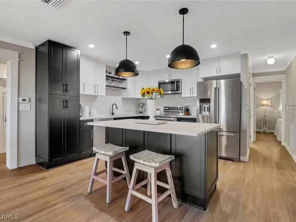 2574 Bayshore Dr, Matlacha, FL 33993